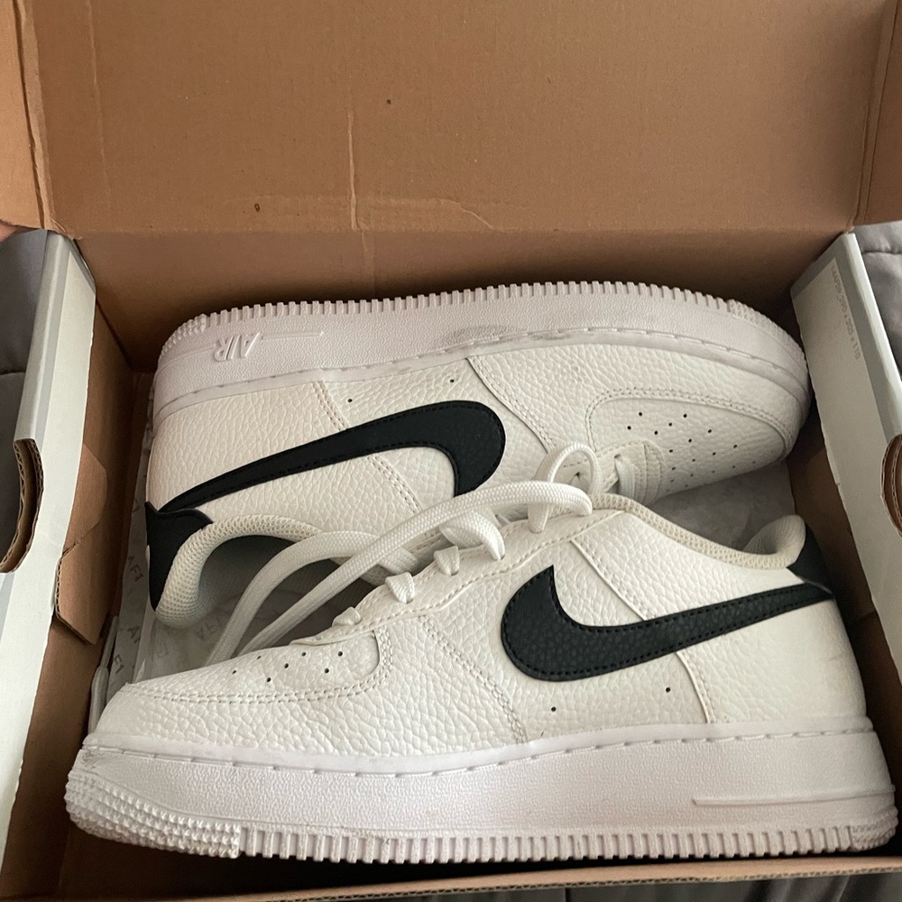Nike Air Force 1 Youth Boys. Only worn twice. In great excellent condition.